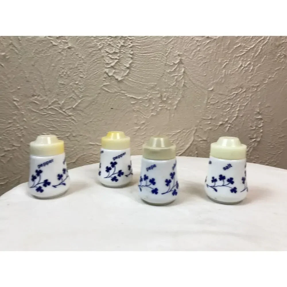 Vintage Italy White Blue Clover Milk Glass Shakers Salt Pepper‎ Pepe Sel Poivre